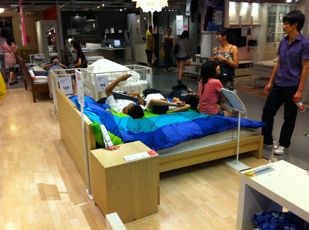 Чем занимаются китайцы в “Икее”