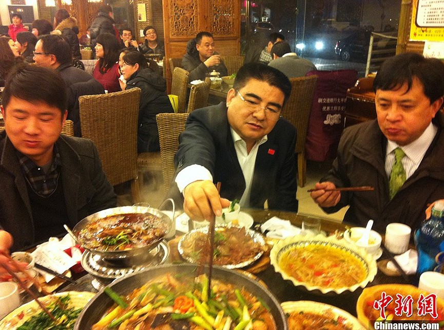 6349479511962215221月25日晚，江苏黄埔再生资源利用有限公司董事长陈光标率领其公司40名员工来到南京街头一饭店吃剩饭、剩菜。