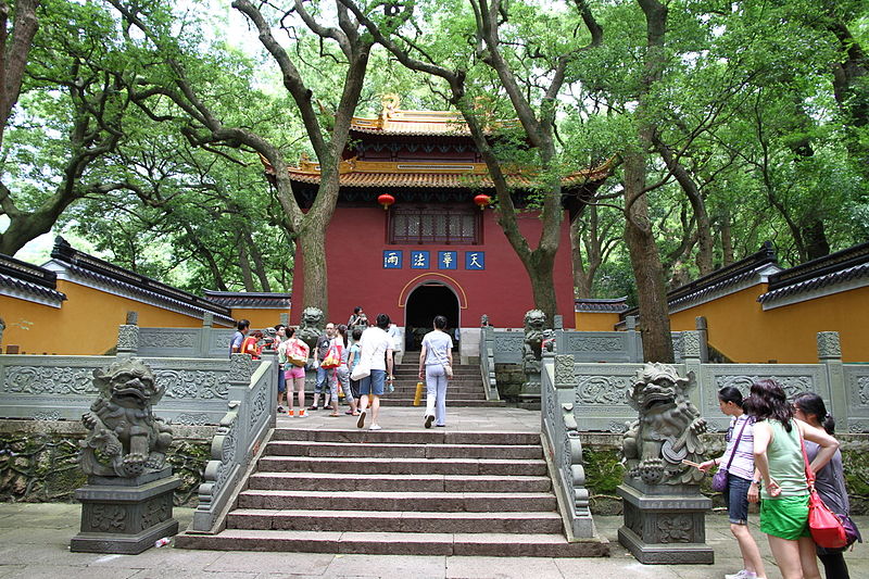 800px-Entrance_of_Fayu_Temple_on_Putuo_Shan_island_in_China
